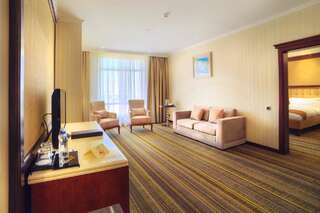 Отель Shera Inn Hotel Алматы Люкс с кроватью размера «king-size»-3